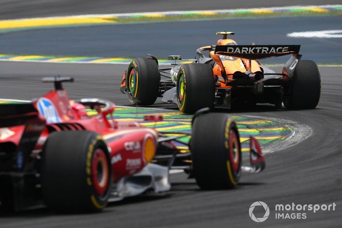 Lando Norris, McLaren MCL38, Charles Leclerc, Ferrari SF-24 