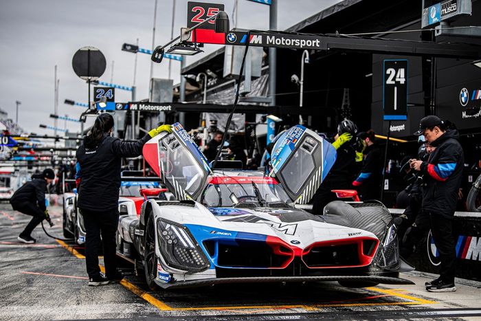 #25 BMW M Team RLL BMW M Hybrid V8: Marco Wittmann, Sheldon Van Der Linde, Robin Frijns, Rene Rast