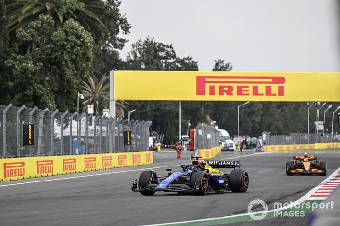Alex Albon, Williams FW46, Lando Norris, McLaren MCL38