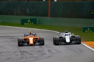 Lance Stroll, Williams FW41, en lutte avec Stoffel Vandoorne, McLaren MCL33