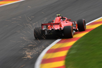 Kimi Raikkonen, Ferrari SF71H, solleva scintille