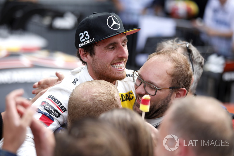 Race winner Daniel Juncadella, Mercedes-AMG Team HWA celebrate