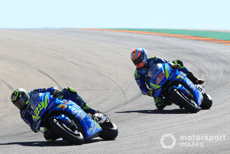 Los pilotos de Suzuki Iannone y Rins, tercero y cuarto en Aragón