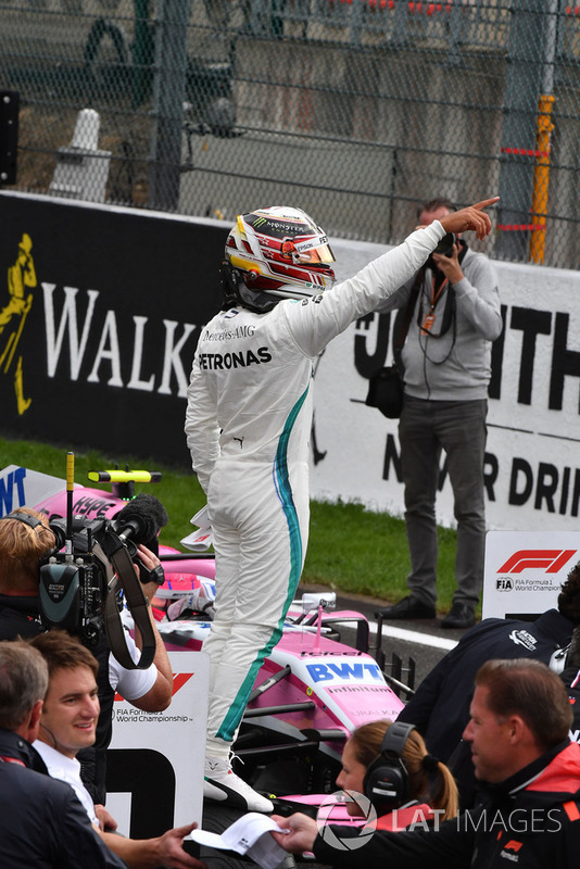 Il poleman Lewis Hamilton, Mercedes AMG F1, festeggia nel parco chiuso
