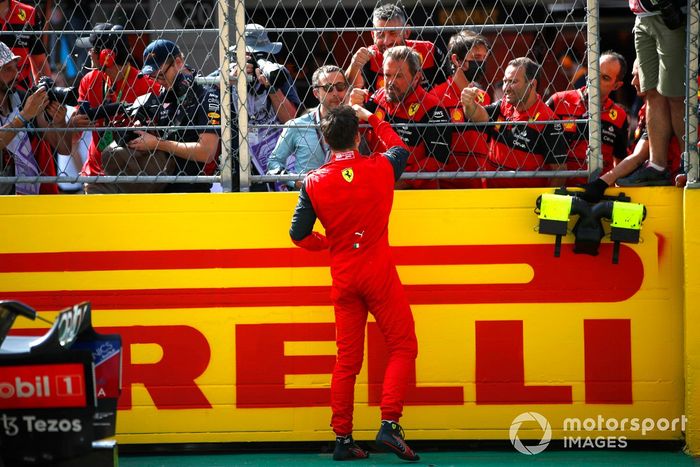 Ganador de la pole, Charles Leclerc, de Ferrari, celebra con su equipo tras la clasificación