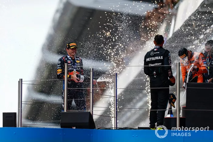 Max Verstappen, Red Bull Racing, 1ª posición, Lewis Hamilton, Mercedes-AMG F1 Team, 3ª posición, Lando Norris, McLaren F1 Team, 2ª posición, spray Champagne en el podio.