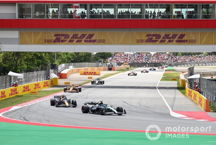 George Russell, Mercedes F1 W15, Max Verstappen, Red Bull Racing RB20 