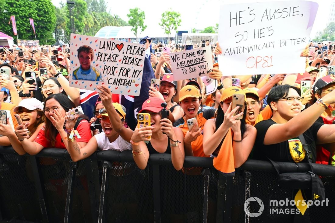 Los seguidores de McLaren muestran su apoyo en la fan zone