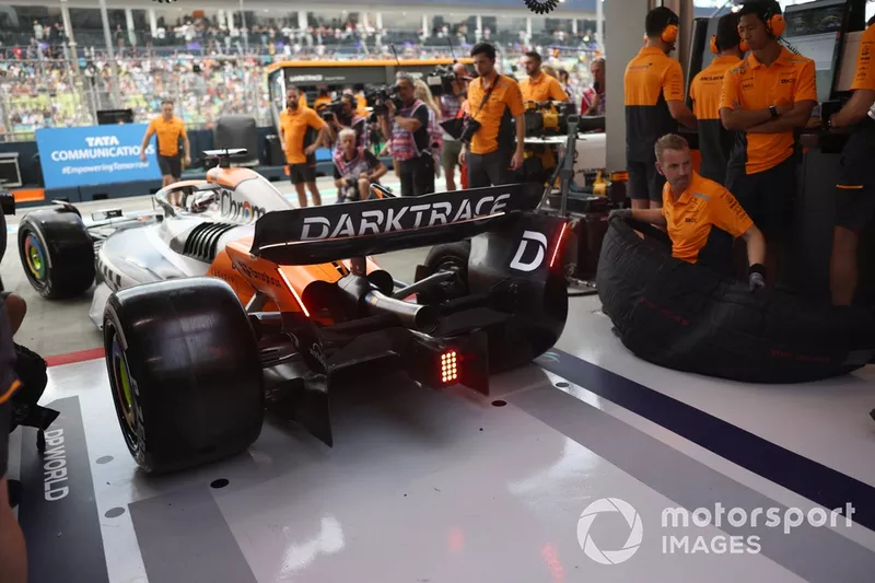 Oscar Piastri, McLaren MCL38, sort du garage 