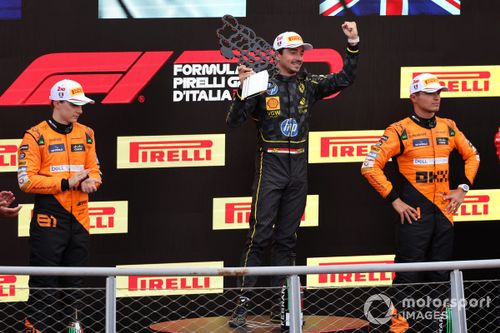 Oscar Piastri, McLaren F1 Team, 2ª posição, Charles Leclerc, Scuderia Ferrari, 1ª posição, Lando Norris, McLaren F1 Team, 3ª posição, no pódio