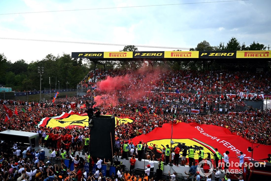 Os Tifosi mostram o seu apoio durante a Cerimónia do Pódio