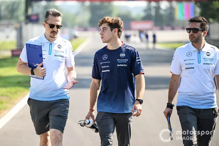 Franco Colapinto, Williams Racing, recorre la pista 