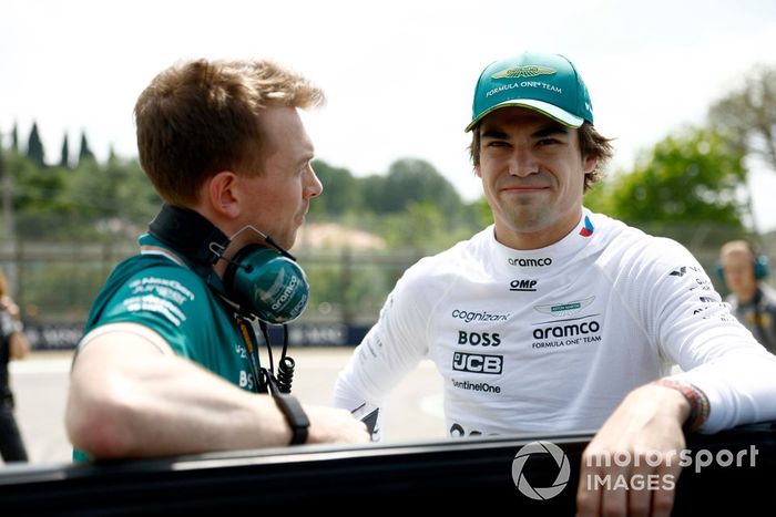 Lance Stroll, Aston Martin F1 Team, con su ingeniero en la parrilla de salida 
