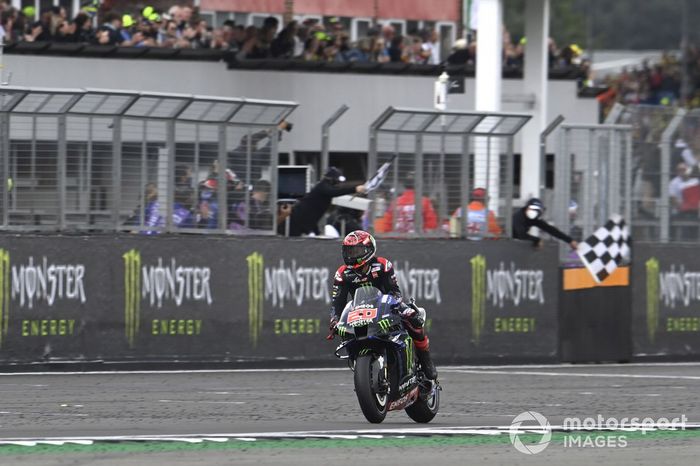 Bandera a cuadros para Fabio Quartararo, Yamaha Factory Racing 