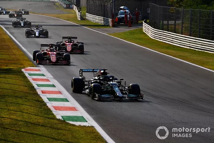 Lewis Hamilton, Mercedes W12, Charles Leclerc, Ferrari SF21,  Carlos Sainz Jr., Ferrari SF21