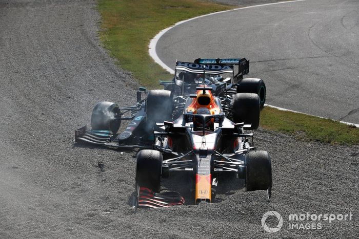 Max Verstappen, Red Bull Racing RB16B, y Lewis Hamilton, Mercedes W12, chocan en la primera chicane y se retiran de la carrera