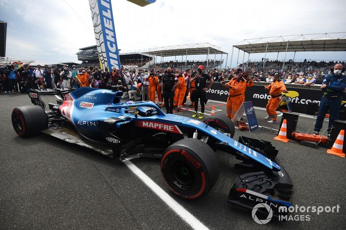 Fernando Alonso comienza una carrera de demostración en su Alpine F1
