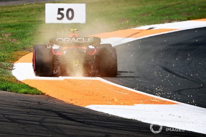 Sergio Pérez, Red Bull Racing RB18, echa chispas