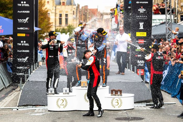 Podio: Ganadores Ott Tanak, Martin Jarveoja, Hyundai World Rally Team Hyundai i20 N Rally1, segundo lugar Elfyn Evans, Scott Martin, Toyota Gazoo Racing WRT Toyota GR Yaris Rally1, tercer lugar Esapekka Lappi, Janne Ferm, Toyota Gazoo Racing WRT Toyota GR Yaris Rally1