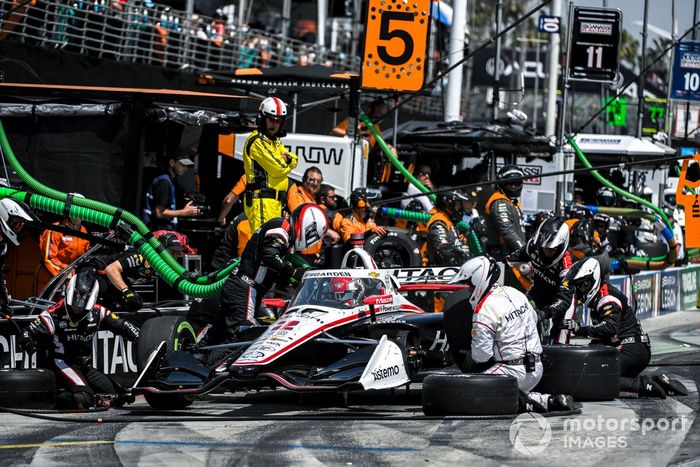 Josef Newgarden, Team Penske Chevrolet, pit stop