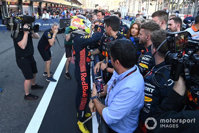 Sergio Pérez, Red Bull Racing, 1ª posición, celebra en Parc Ferme con su equipo tras la carrera Sprint