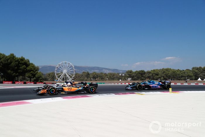 Daniel Ricciardo, McLaren MCL36, lucha con Yuki Tsunoda, AlphaTauri AT03, por delante de Esteban Ocon, Alpine A522