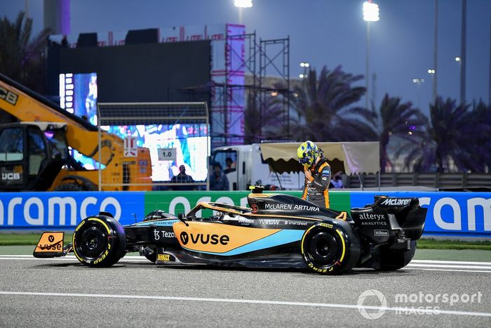 Lando Norris, McLaren MCL36, fuera de su coche tras detenerse en el circuito

