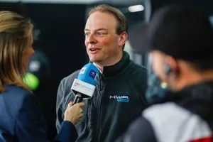 La présentatrice Nicki Shields interviewe Ulrich Fritz, PDG de HWA AG 