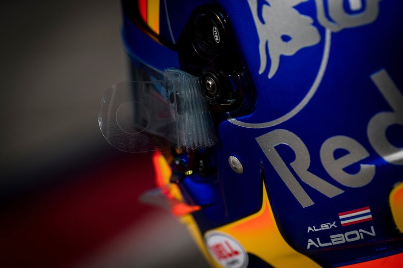 Шлем гонщика Scuderia Toro Rosso Александра Элбона