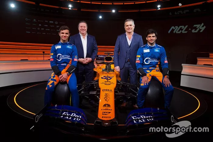 Lando Norris, McLaren, Carlos Sainz Jr., McLaren, Zak Brown, directeur exécutif, McLaren Racing