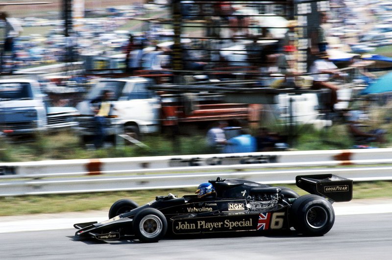 Ronnie Peterson au volant de la Lotus 78