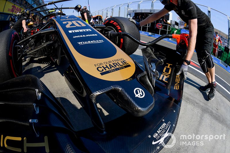 Kevin Magnussen, Haas F1 Team VF-19, au stand