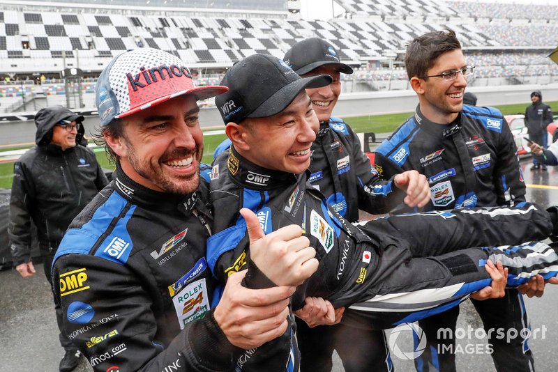 #10 Wayne Taylor Racing Cadillac DPi: Ренгер ван дер Занде, Джордан Тейлор, Фернандо Алонсо, Камуі Кобаясі, святкування перемоги
