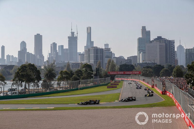 Kevin Magnussen, Haas F1 Team VF-19, precede Romain Grosjean, Haas F1 Team VF-19, Nico Hulkenberg, Renault F1 Team R.S. 19, Kimi Raikkonen, Alfa Romeo Racing C38, e Lando Norris, McLaren MCL34