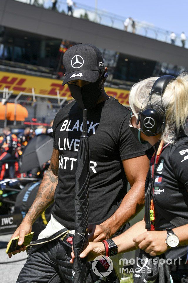 Lewis Hamilton, Mercedes-AMG Petronas F1 en la parrilla con Angela Cullen, Physio para Lewis Hamilton 