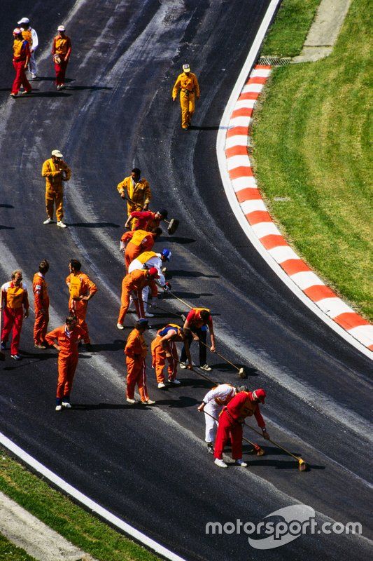 Los oficiales se ocupan de la pista mientras se sigue dañando