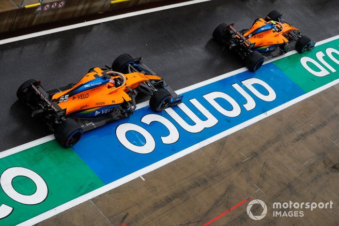 Carlos Sainz Jr., McLaren MCL35, Lando Norris, McLaren MCL35, en pit lane