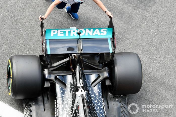 Los escrutadores mueven el monoplaza de Lewis Hamilton, Mercedes F1 W11 después de la calificación