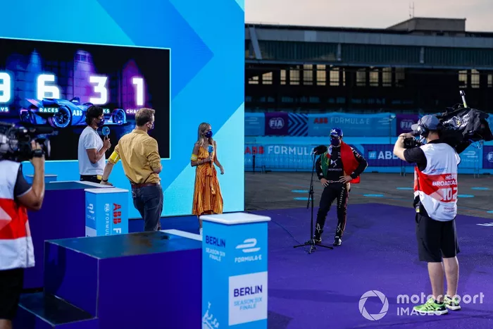 El presentador de TV Vernon Kay, el comentarista de TV Jack Nicholls, y la presentadora de TV Nicki Shields entrevistan a Antonio Felix da Costa, DS Techeetah en el podio