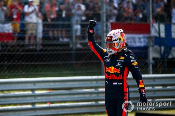 Il poleman Max Verstappen, Red Bull Racing festeggia nel parco chiuso