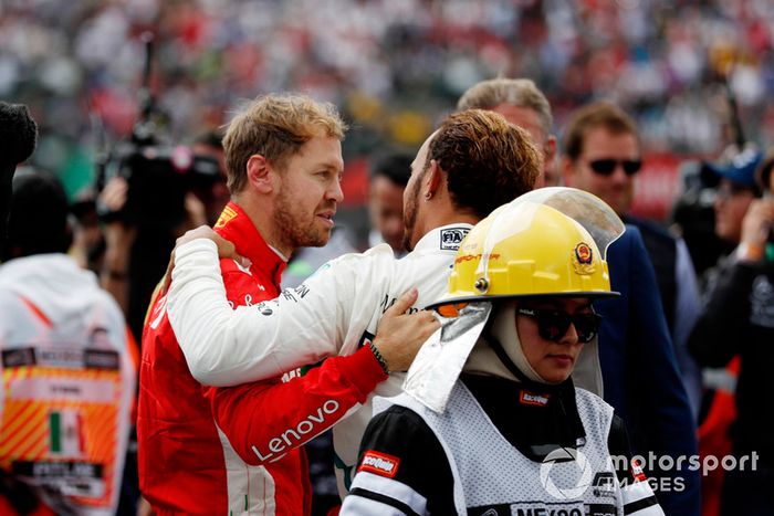 Sebastian Vettel, Ferrari, felicita a Lewis Hamilton, Mercedes AMG F1, por su mundial