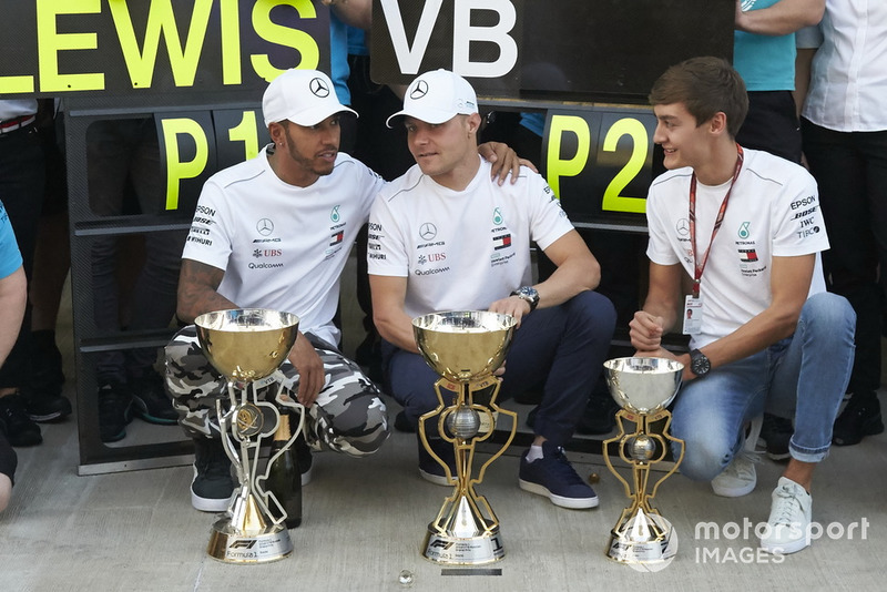El ganador de la carrera Lewis Hamilton, Mercedes AMG F1 celebran con Valtteri Bottas, Mercedes AMG F1 y George Russell, Mercedes AMG F1 y el equipo