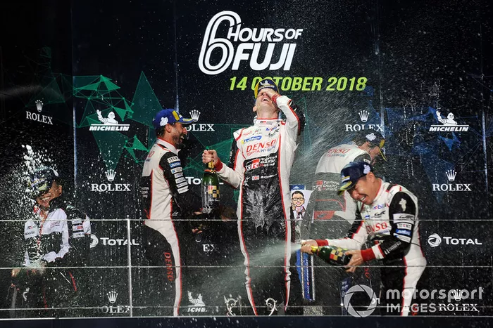 Podio LMP1: los ganadores Mike Conway, Kamui Kobayashi, Jose Maria Lopez, Toyota Gazoo Racing
