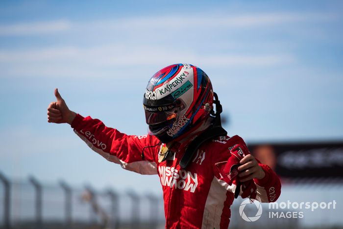 Ganador Kimi Raikkonen, Ferrari, celebra en Parc Ferme