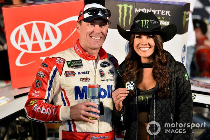 Kevin Harvick, Stewart-Haas Racing, Ford Fusion Mobil 1 celebra en Victory Lane