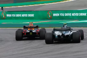 Max Verstappen, Red Bull Racing RB14, voor Valtteri Bottas, Mercedes AMG
