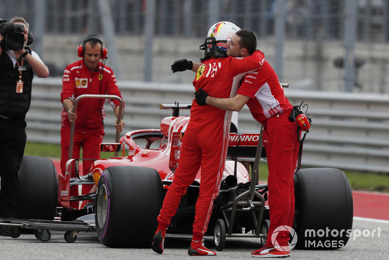 Sebastian Vettel, Ferrari, festeggia con il suo team, nel parco chiuso