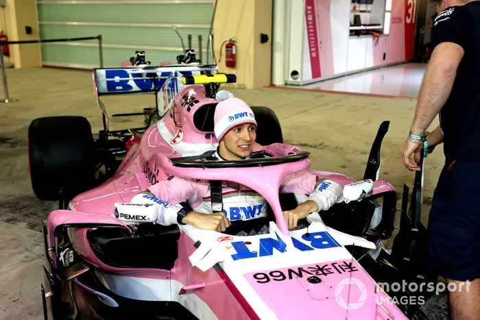 Esteban Ocon, Racing Point Force India VJM11 en la foto del equipo Racing Point Force India F1