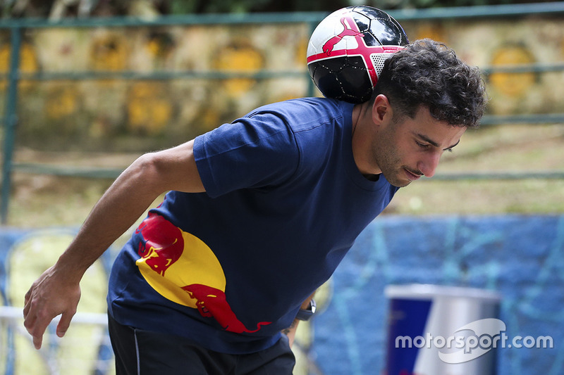 Max Verstappen y Daniel Ricciardo, Red Bull Racing juegan Futsal en Brasil