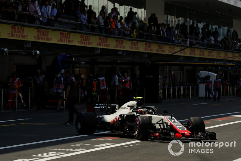 Kevin Magnussen, Haas F1 Team VF-18, lascia il garage